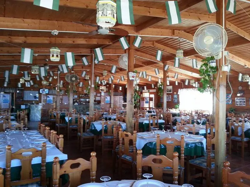 Comedor interior de madera del restaurante El Parque decorado para una celebración