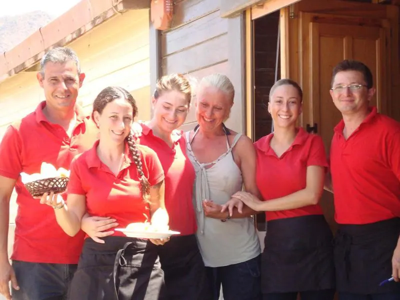 Equipo completo del restaurante El Parque reunido en el comedor