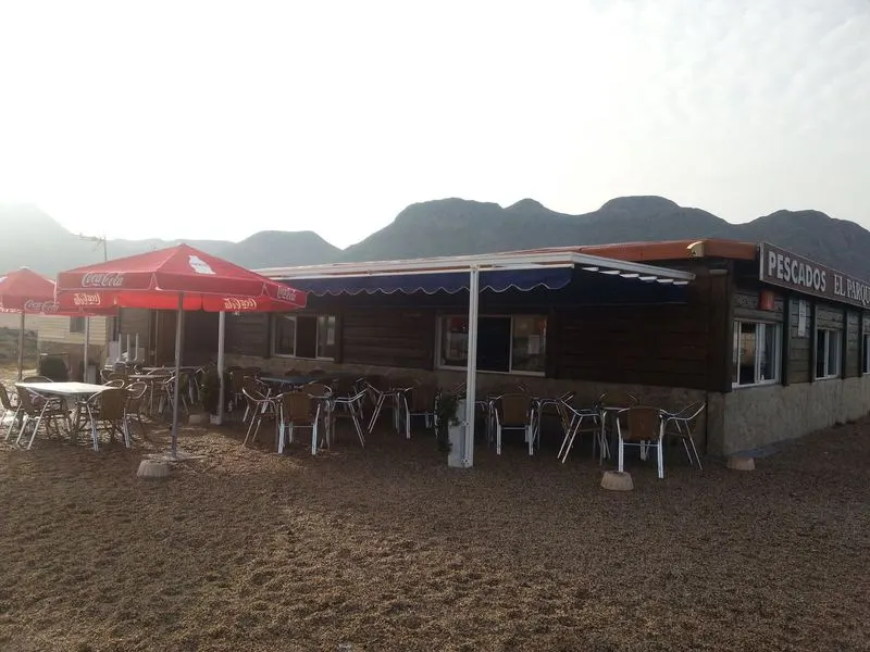 Terraza exterior del restaurante El Parque junto a la playa