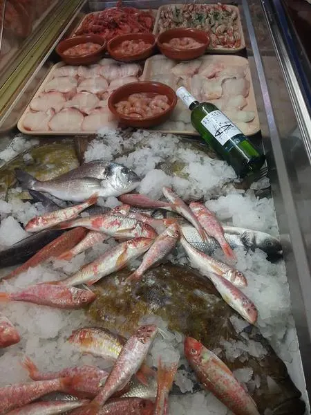 Vitrina con pescado y marisco fresco del día, incluida dorada y salmonetes